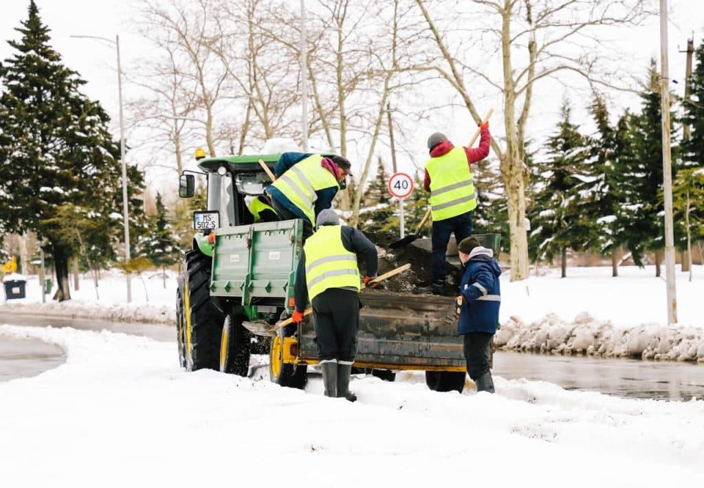 ფოთში თოვლისგან გზების გაწმენდითი ღონისძიებები ინტენსიურად ხორციელდება - image 2