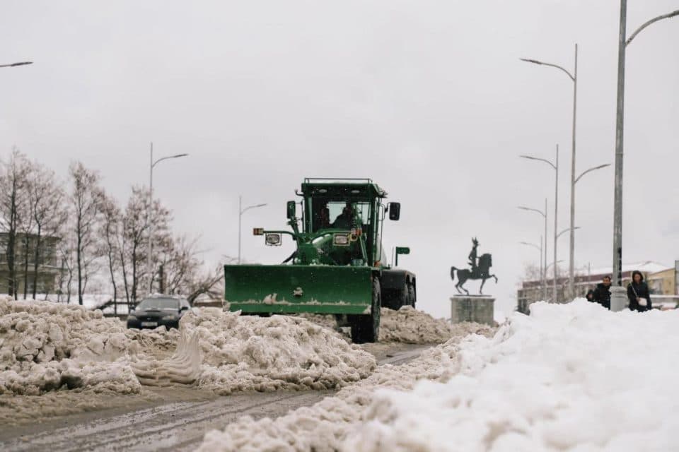 ფოთში თოვლისგან გზების გაწმენდითი ღონისძიებები ინტენსიურად ხორციელდება