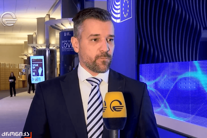 ანდრაშ ლასლო USAID-ზე: ისინი ზოგჯერ სხვა ქვეყნებში არასამთავრობოებსაც აფინანსებენ, რომლებიც პოლიტიკურ ქმედებებს ახორციელებენ. ჩვენ ვიცით, რომ ეს იყო არაპირდაპირი ჩარევა პოლიტიკაში, არჩევნებში, დემოკრატიაშიც კი