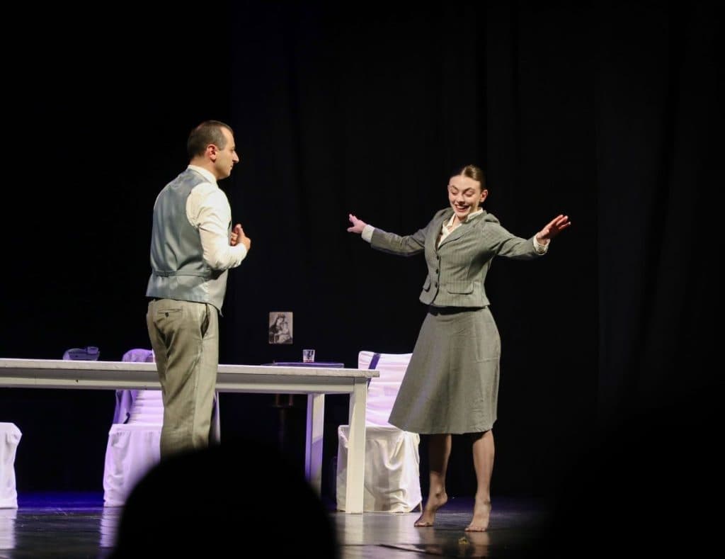 გიორგი ჭანტურიას სპექტაკლი ,,უკანასკნელი თოლია,“ რომელიც ჟიული შარტავას სიცოცხლის ბოლო დღეს ეხება დასმა სენაკის თეატრში წარადგინა [ფოტორეპორტაჟი] - image 4