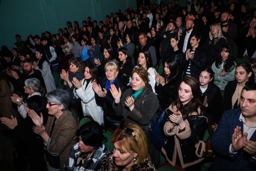 გიორგი ჭანტურიას სპექტაკლი ,,უკანასკნელი თოლია,“ რომელიც ჟიული შარტავას სიცოცხლის ბოლო დღეს ეხება დასმა სენაკის თეატრში წარადგინა [ფოტორეპორტაჟი] - image 19