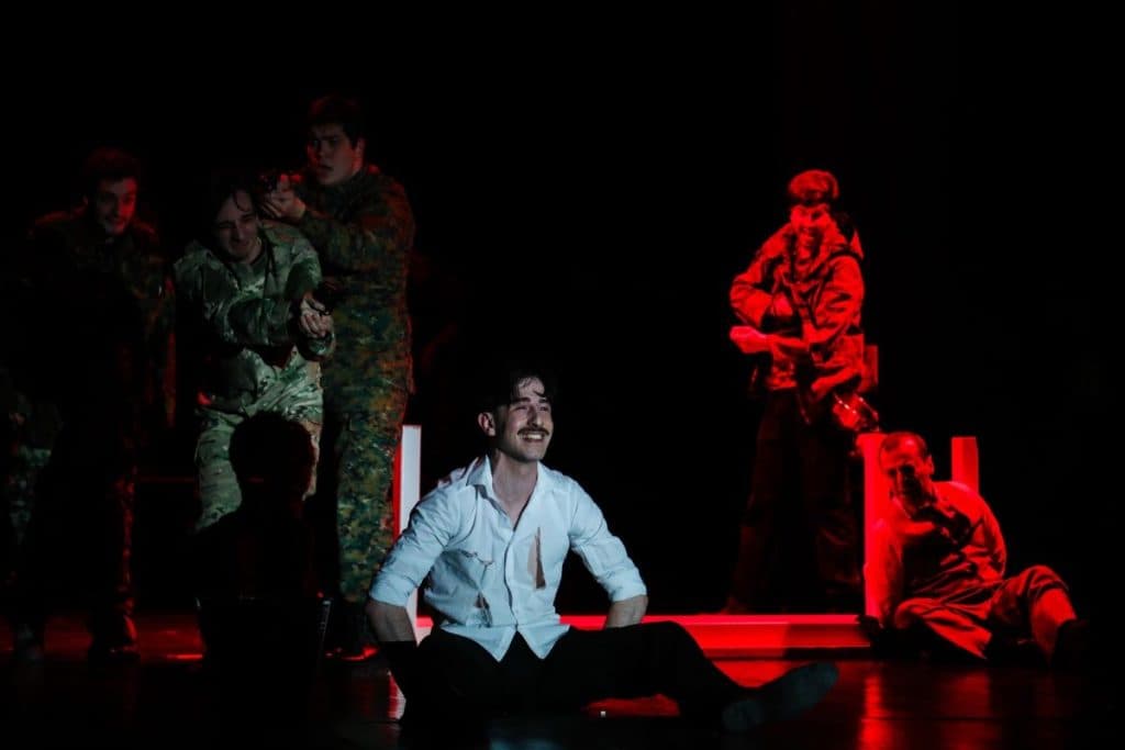 გიორგი ჭანტურიას სპექტაკლი ,,უკანასკნელი თოლია,“ რომელიც ჟიული შარტავას სიცოცხლის ბოლო დღეს ეხება დასმა სენაკის თეატრში წარადგინა [ფოტორეპორტაჟი] - image 5