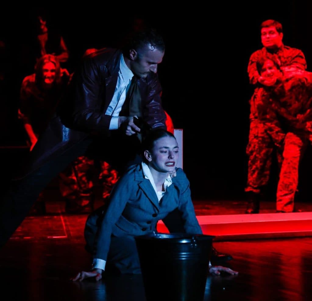 გიორგი ჭანტურიას სპექტაკლი ,,უკანასკნელი თოლია,“ რომელიც ჟიული შარტავას სიცოცხლის ბოლო დღეს ეხება დასმა სენაკის თეატრში წარადგინა [ფოტორეპორტაჟი] - image 7