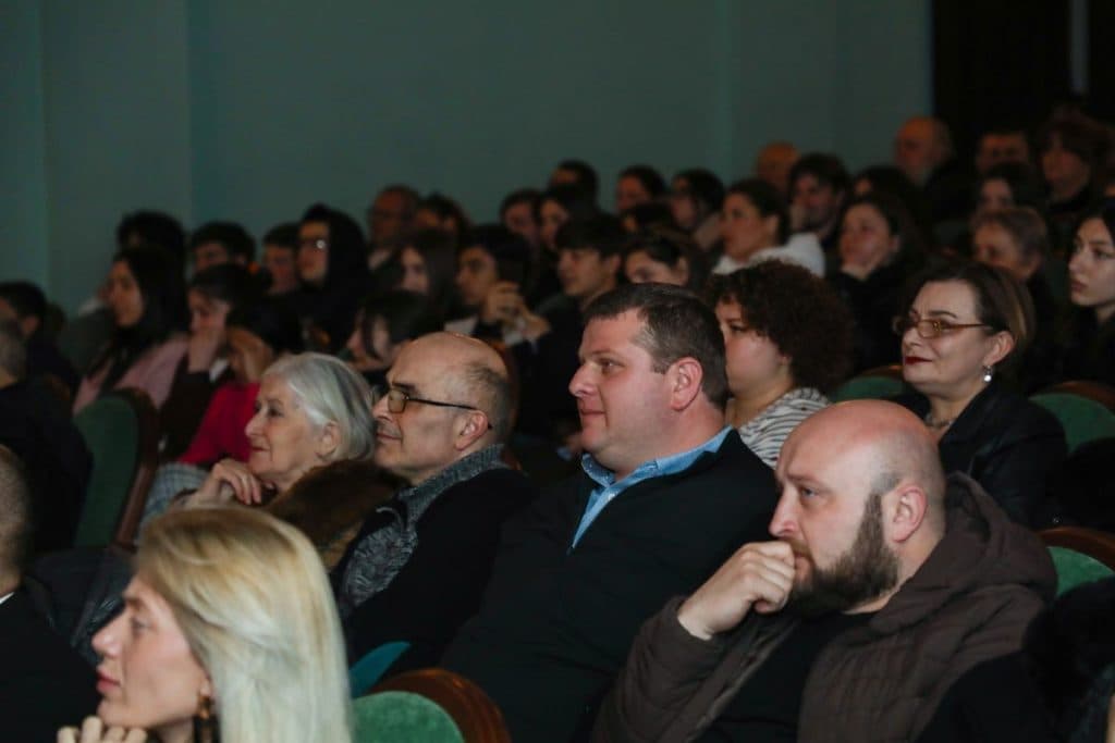 გიორგი ჭანტურიას სპექტაკლი ,,უკანასკნელი თოლია,“ რომელიც ჟიული შარტავას სიცოცხლის ბოლო დღეს ეხება დასმა სენაკის თეატრში წარადგინა [ფოტორეპორტაჟი] - image 6