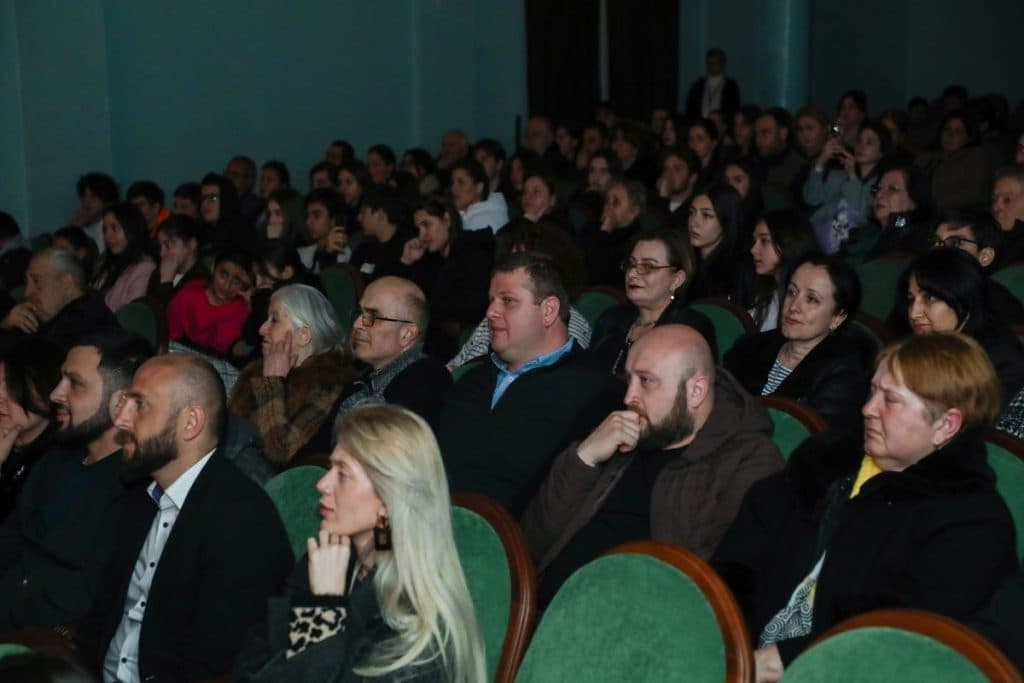 გიორგი ჭანტურიას სპექტაკლი ,,უკანასკნელი თოლია,“ რომელიც ჟიული შარტავას სიცოცხლის ბოლო დღეს ეხება დასმა სენაკის თეატრში წარადგინა [ფოტორეპორტაჟი] - image 12