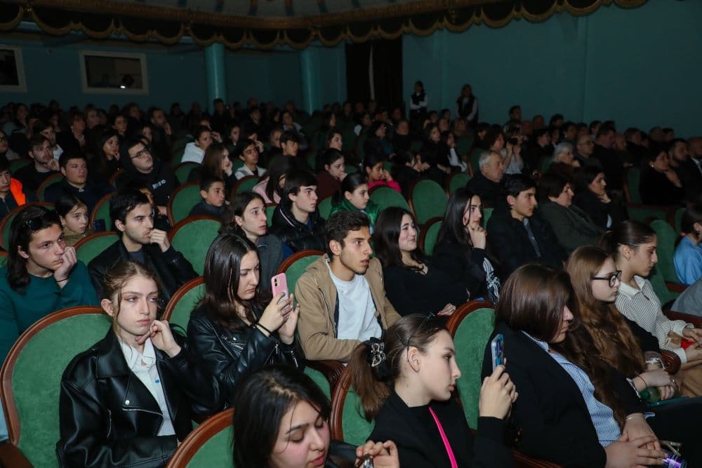 გიორგი ჭანტურიას სპექტაკლი ,,უკანასკნელი თოლია,“ რომელიც ჟიული შარტავას სიცოცხლის ბოლო დღეს ეხება დასმა სენაკის თეატრში წარადგინა [ფოტორეპორტაჟი] - image 15