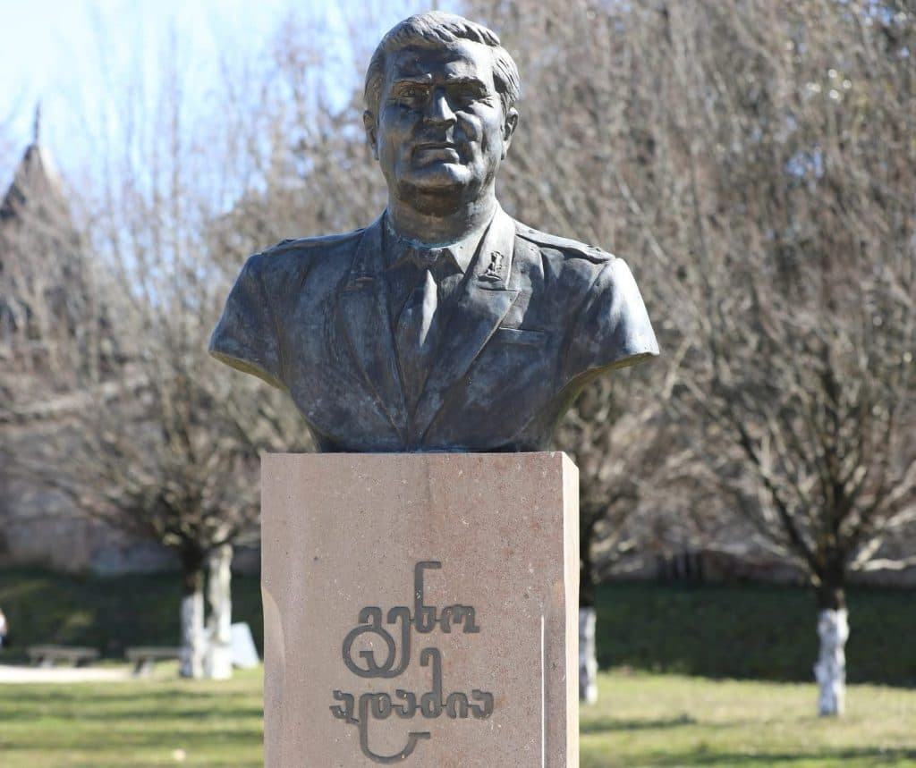 ზუგდიდში გენო ადამიას ბიუსტი ყვავილებით შეამკეს - image 3