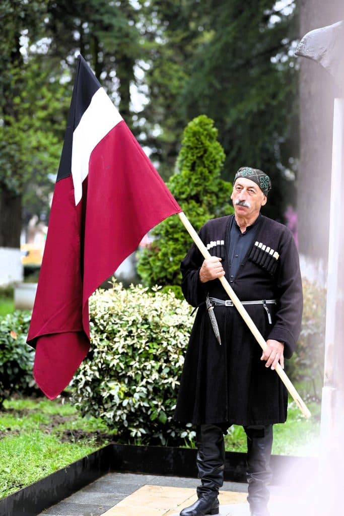 ისტორიულ დღესთან დაკავშირებით ზუგდიდიში დროშებით მოირთო გამსახურდიას გამზირი, განთავსდა რეფერენდუმის დღის ამსახველი ბილბორდებ - image 4