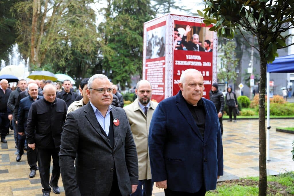 ისტორიულ დღესთან დაკავშირებით ზუგდიდიში დროშებით მოირთო გამსახურდიას გამზირი, განთავსდა რეფერენდუმის დღის ამსახველი ბილბორდებ - image 3