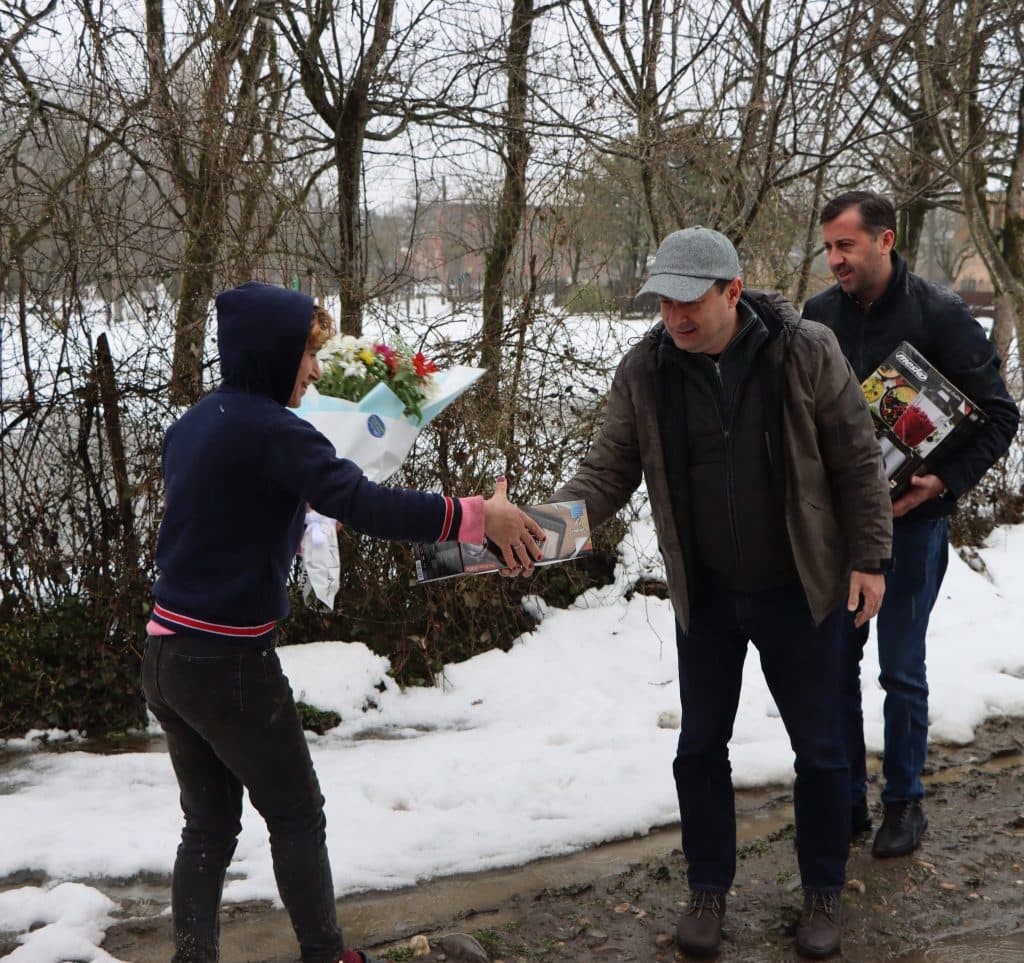 აბაშის მერმა მრავალშვილიან დედებს დედის დღე მიულოცა და საჩუქრები გადასცა - image 2