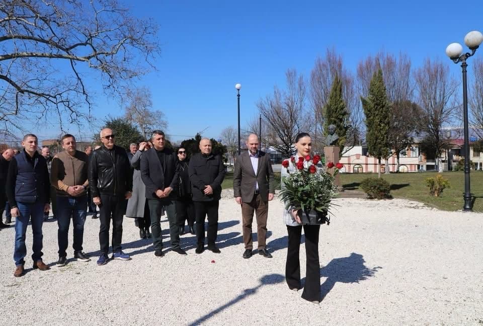 ზუგდიდში გენო ადამიას ბიუსტი ყვავილებით შეამკეს