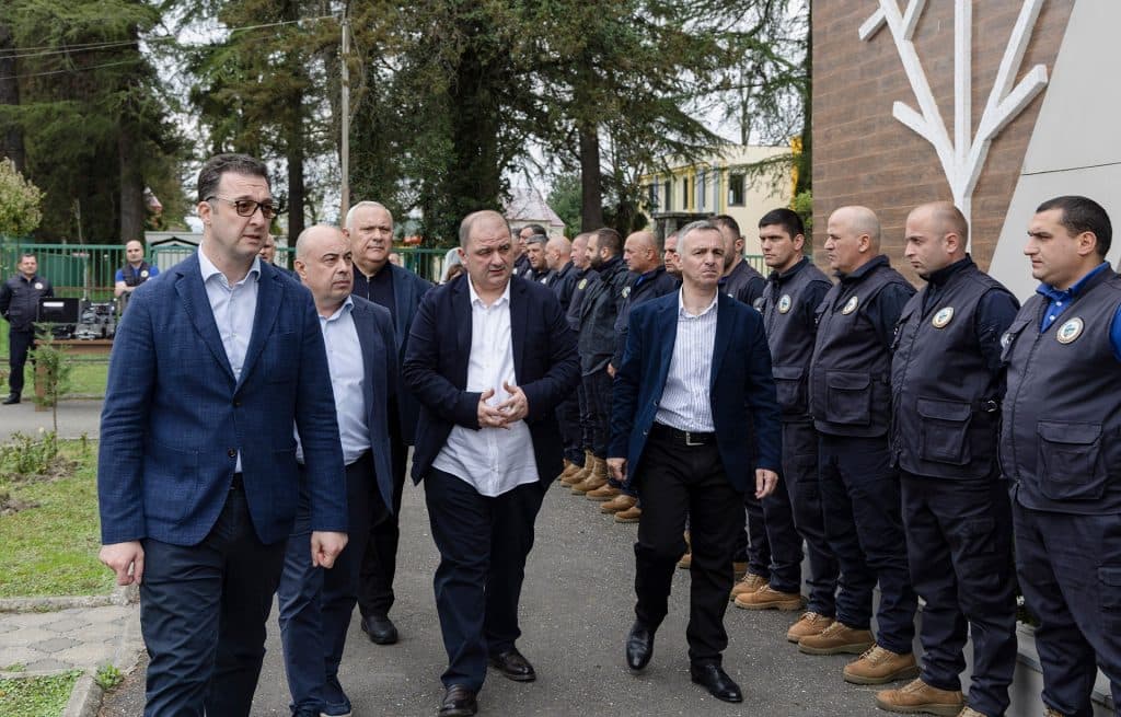 დავით სონღულაშვილი გარემოსდაცვითი ზედამხედველობის დეპარტამენტის სამეგრელო-ზემო სვანეთის რეგიონული სამმართველოს თანამშრომლებს შეხვდა - image 6