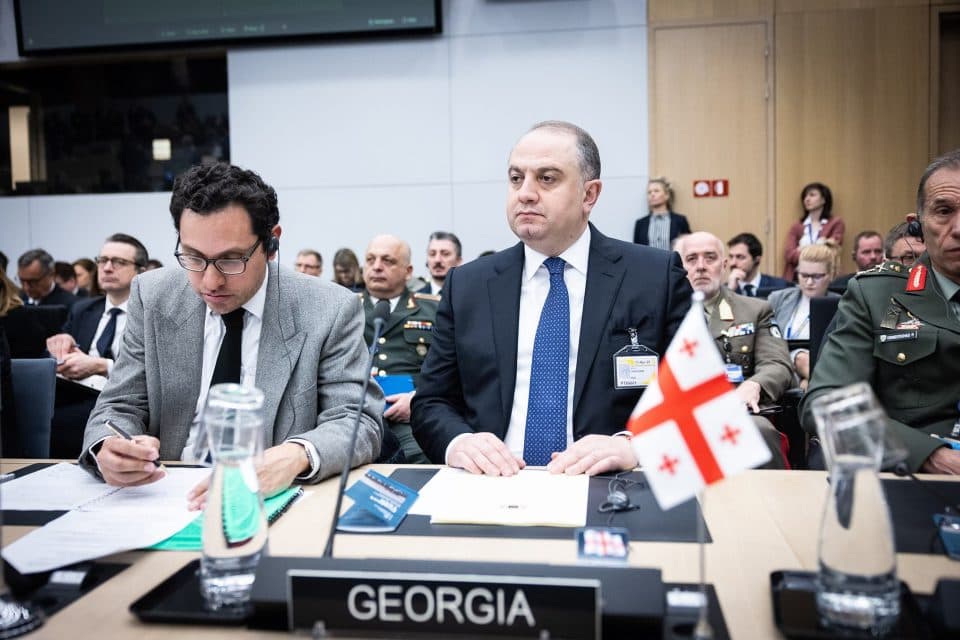 ირაკლი ჩიქოვანი ბრიუსელში, ნატოს შტაბბინაში რამშტაინის ფორმატში გამართულ შეხვედრაში რებს მონაწილეობას