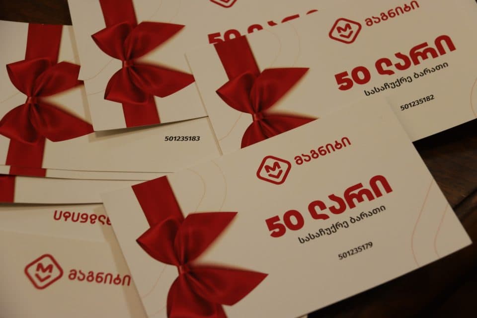 ჩხოროწყუს მერია სოციალურად დაუცველ ოჯახებს სააღდგომოდ 100 ლარიან სასაჩუქრე ბარათებს გადასცემს