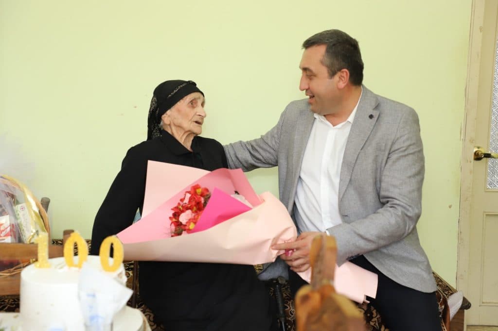 მარტვილის მერია 100 წლის ორ ქალბატონს 2000-2000 ლარს გადასცემს - image 3