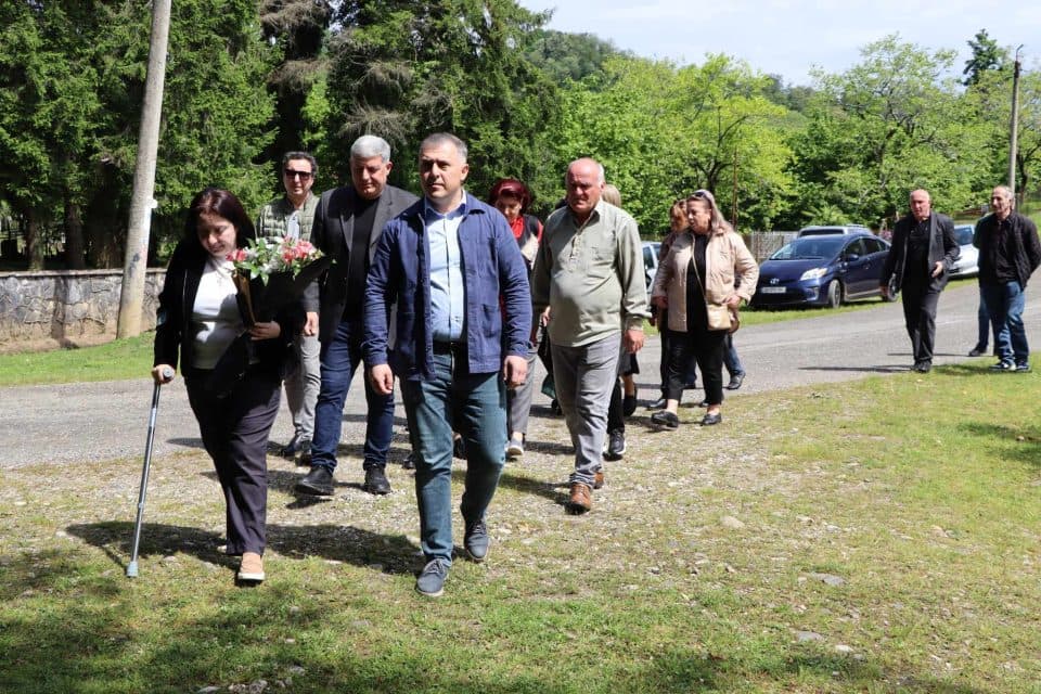 წალენჯიხის მერიამ მემორიალური სტენდები ყვავილებით შეამკო