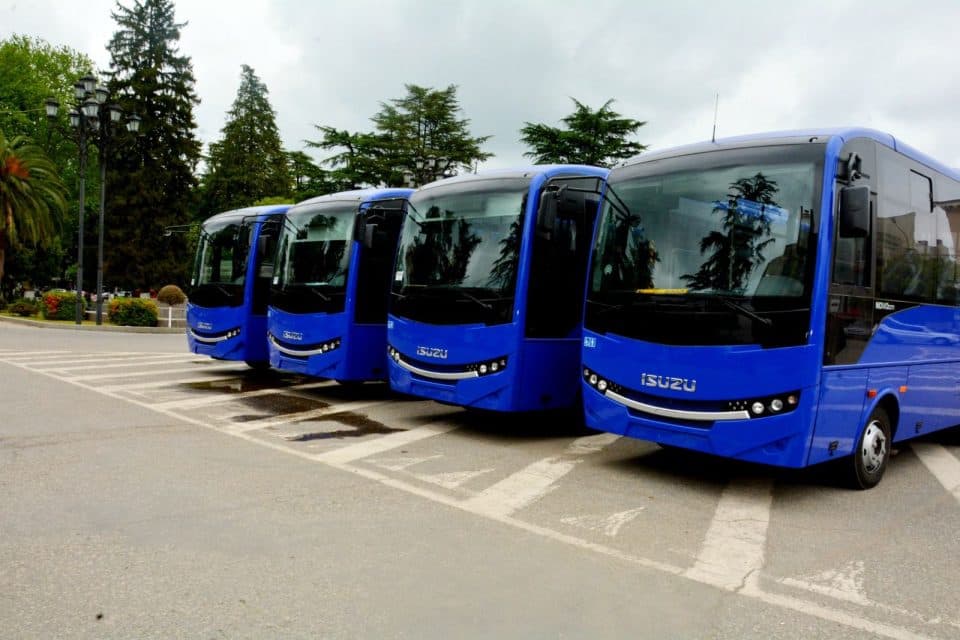 26 მაისს დღის განმავლობაში, მუნიციპალური ტრანსპორტი მგზავრებს უფასოდ მოემსახურება