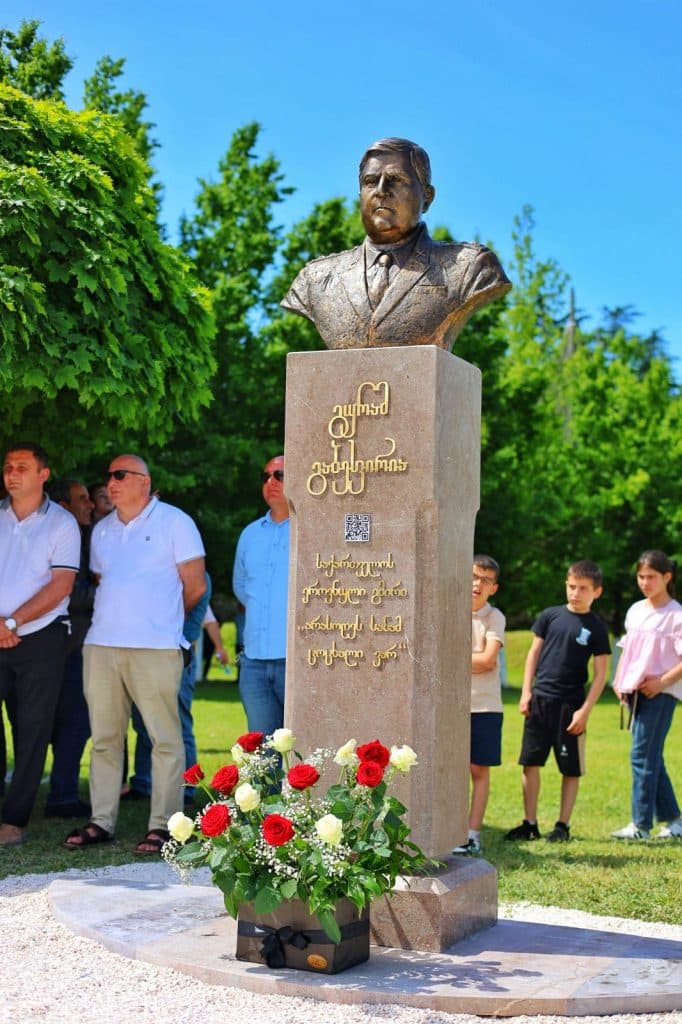 ზუგდიდში გურამ გაბესკირიას ბიუსტი გაიხსნა [ფოტო] - image 6