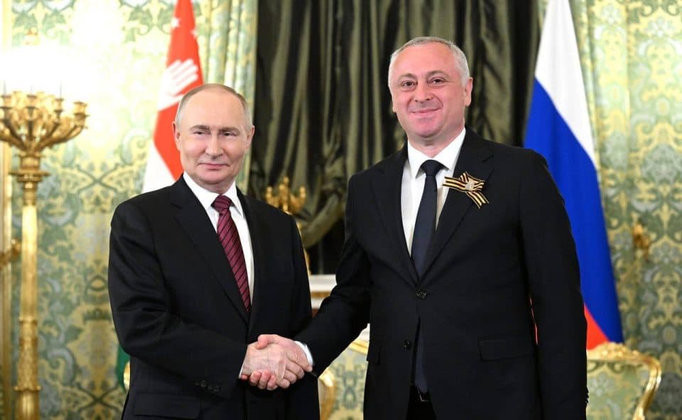 პუტინი მის მიერვე ოკუპირებული აფხაზეთის ე.წ. პრეზიდენტს შეხვდა