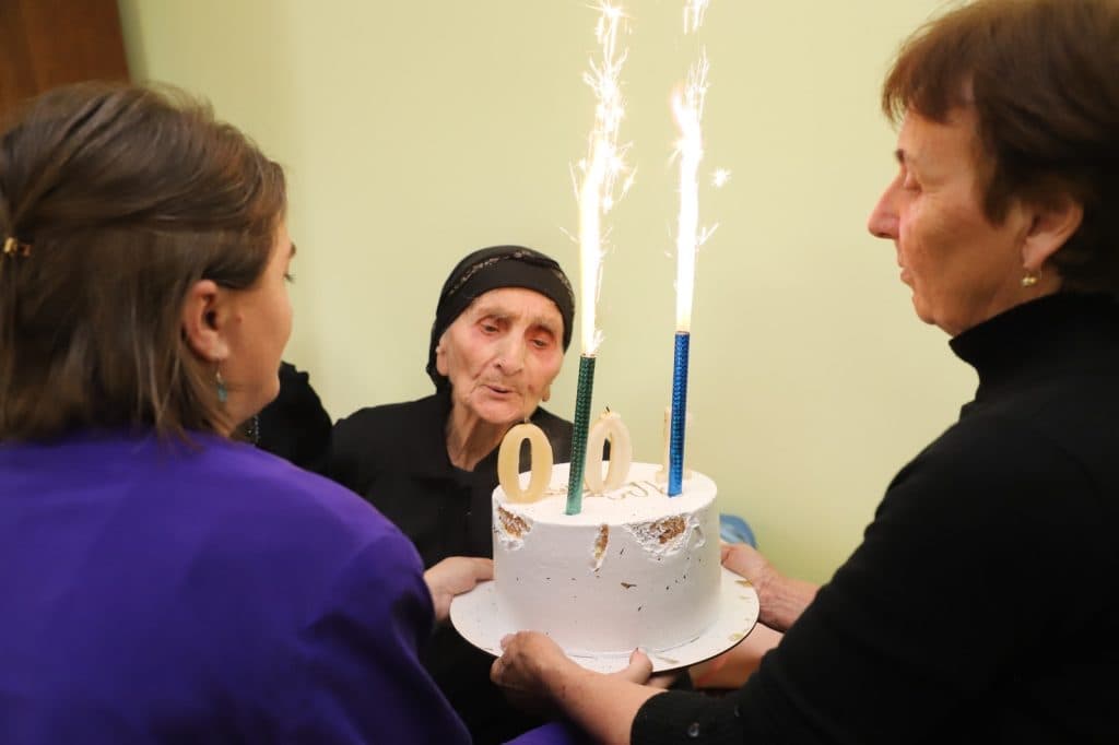 მარტვილის მერია 100 წლის ორ ქალბატონს 2000-2000 ლარს გადასცემს - image 2