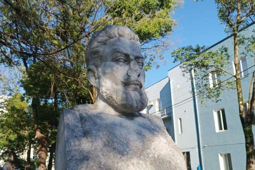 სენაკის ცენტრალურ პარკში გიორგი ჭალადიდელის ბიუსტის დაზიანების გამო მერიამ სამართლებრივი რეაგირებისთვის შესაბამის სტრუქტურებს მიმართა