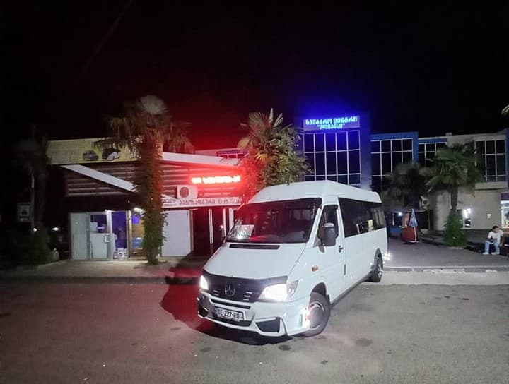 ნახევარი წლით გადაიდო რეგულაციის ამოქმედება, რომლის მიხედვითაც საქართველოში, 150 კმ-ზე მეტ მანძილზე მგზავრთა გადაყვანა მიკროავტობუსებით იკრძალებოდა