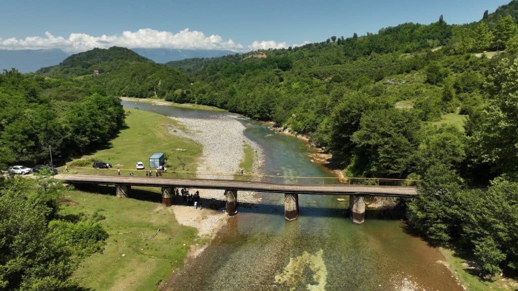 ინფრასტრუქტურის მინისტრი და გუბერნატორი სოფელ ობუჯში გზისა და ხიდის მდგომარეობას გაეცნენ - image 3