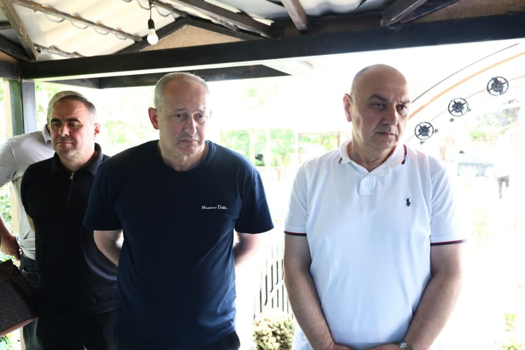 ათი წელი 13 ივნისიდან – დებ ზარანდიების ხსოვნას პატივი ადგილობრივმა ხელიუფლების წარმომადგენლებმა მიაგეს - image 3