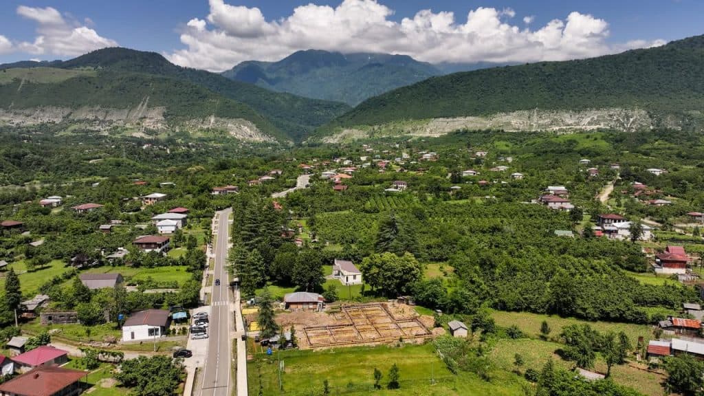 ჯგალსა და ობუჯში საბავშვო ბაღების მშენებლობას ინფრასტრუქტურის მინისტრი და გუბერნატორი გაეცნენ - image 3