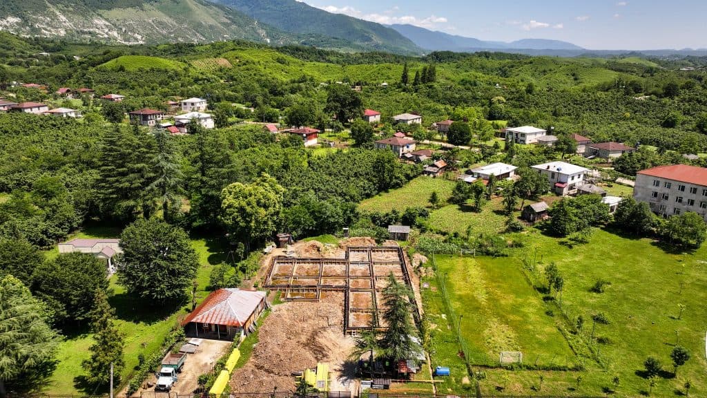 ჯგალსა და ობუჯში საბავშვო ბაღების მშენებლობას ინფრასტრუქტურის მინისტრი და გუბერნატორი გაეცნენ - image 5