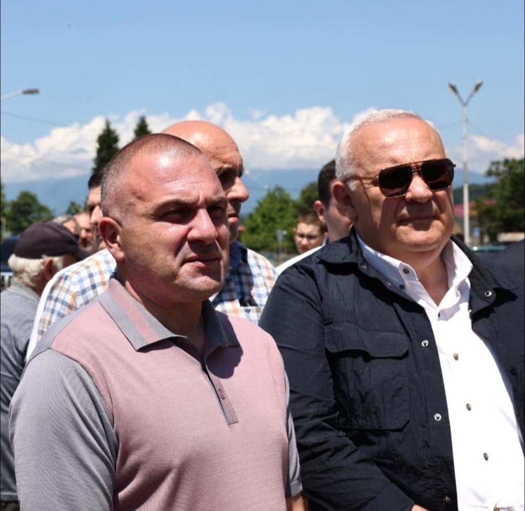 ინფრასტრუქტურის მინისტრი და გუბერნატორი სოფელ ობუჯში გზისა და ხიდის მდგომარეობას გაეცნენ - image 4