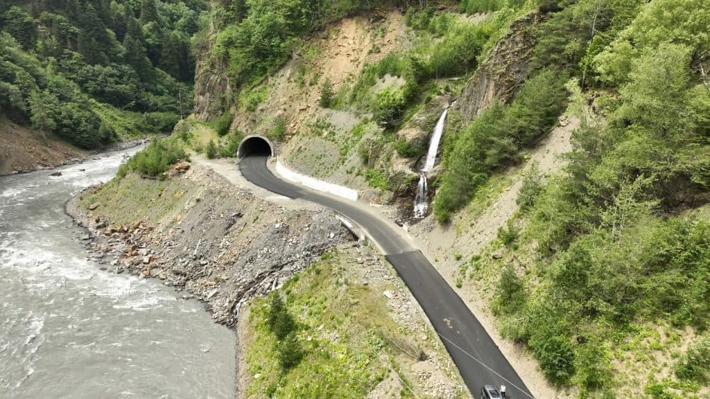 ინფრასტრუქტურის მინისტრი მესტიის ცენტრალური გზის რეაბილიტაციის სამუშაოებს გაეცნო - image 2