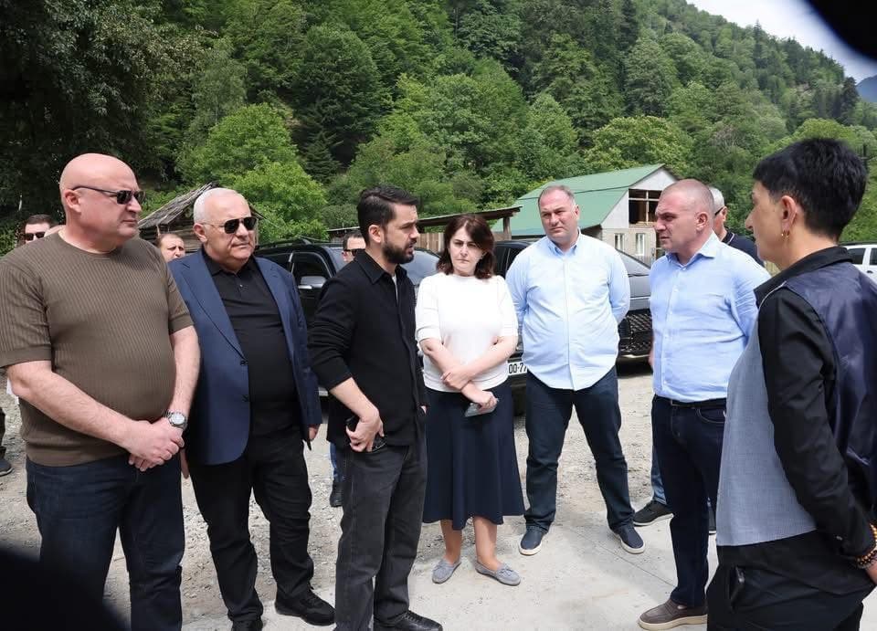ზუგდიდი-მესტიის გზაზე სტიქიისგან დაზიანებული მონაკვეთების რეაბილიტაცია ხორციელდება