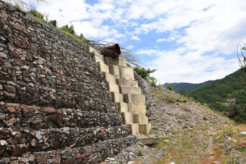 ზუგდიდი-მესტიის გზაზე სტიქიისგან დაზიანებული მონაკვეთების რეაბილიტაცია ხორციელდება - image 3