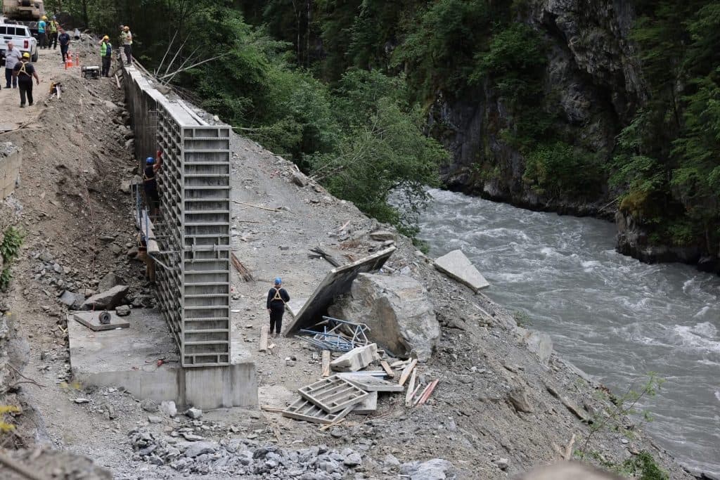 ზუგდიდი-მესტიის გზაზე სტიქიისგან დაზიანებული მონაკვეთების რეაბილიტაცია ხორციელდება - image 6