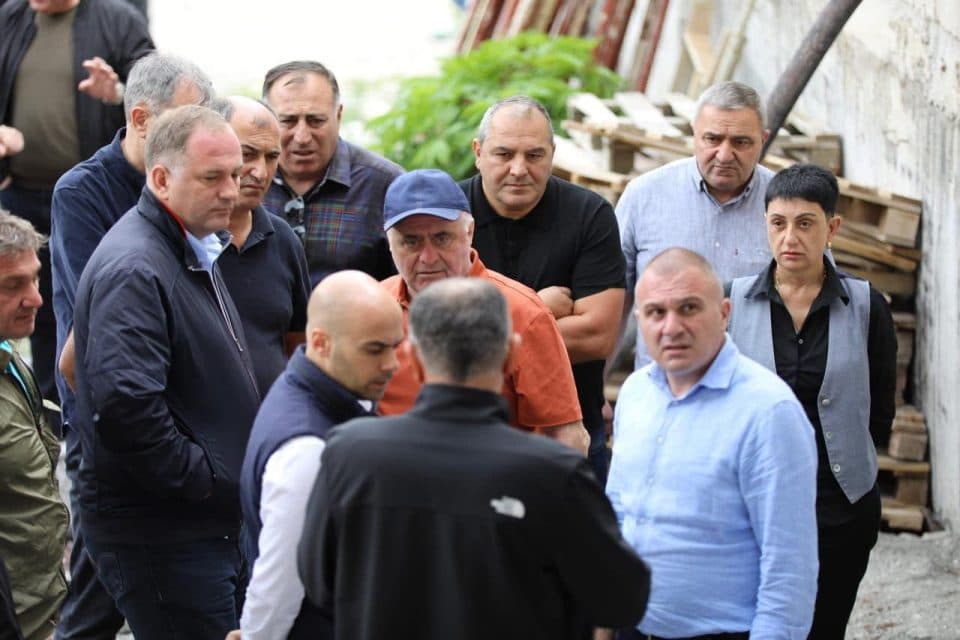 რევაზ სოხაძე ბეჩოსა და მესტიაში პრობლემური ბაღების მდგომარეობას ადგილზე გაეცნო