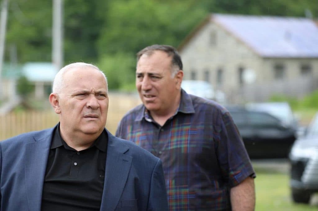 რევაზ სოხაძე ბეჩოსა და მესტიაში პრობლემური ბაღების მდგომარეობას ადგილზე გაეცნო - image 5