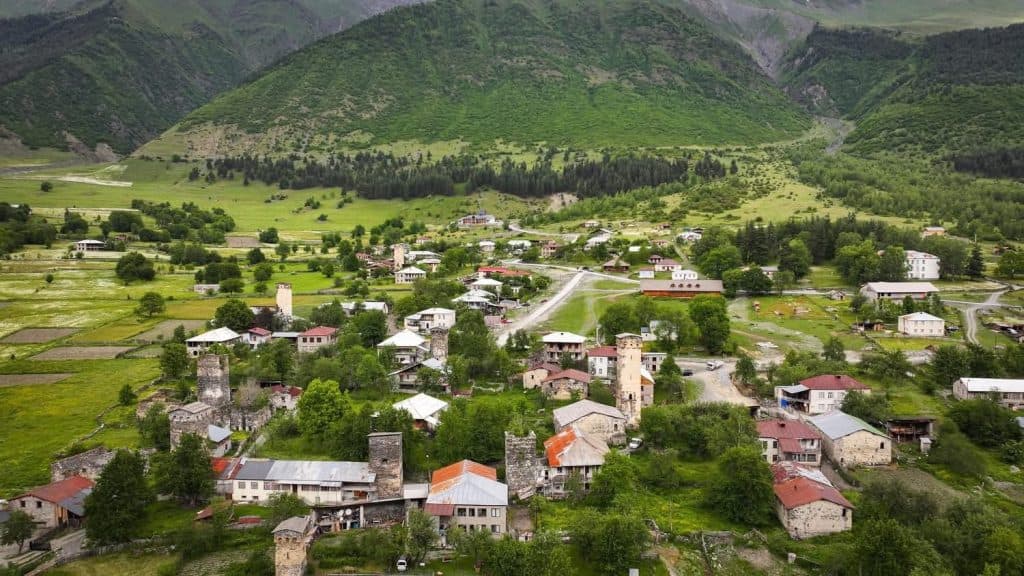 ინფრასტრუქტურის მინისტრი და გუბერნატორი „ქალაქებისა და კურორტების განვითარების“ სახელმწიფო პროგრამის ფარგლებში მიმდინარე სამუშაოებს გაეცნენ - image 3