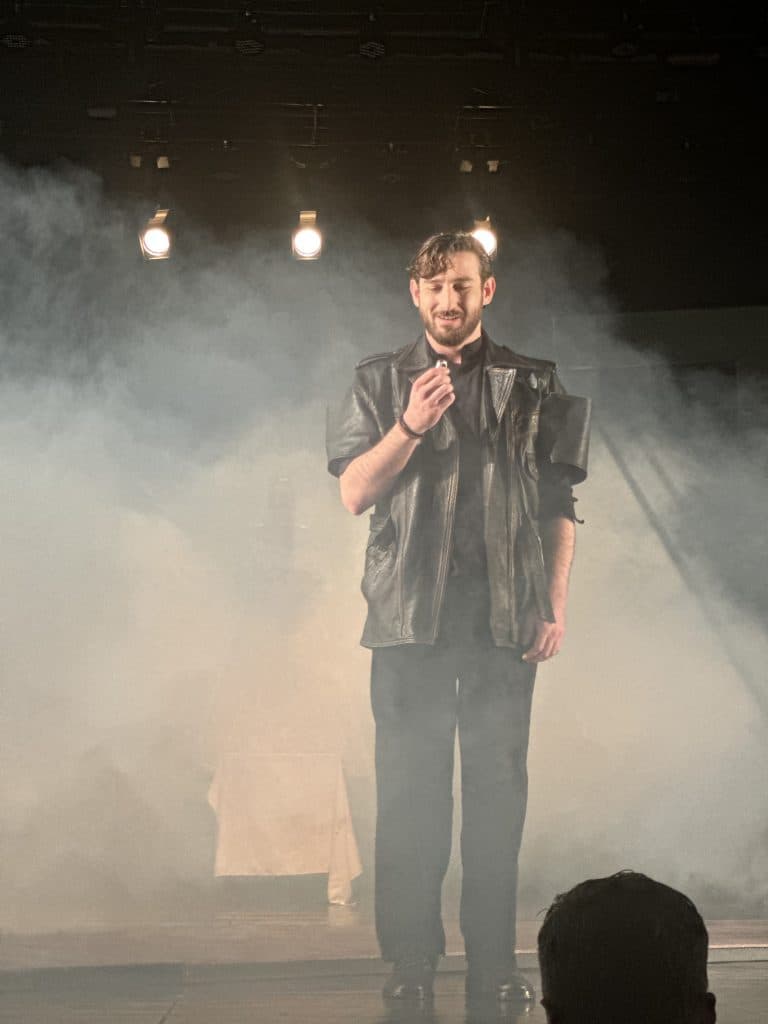 ,,ბილეთი უკანასკნელი წარმოდგენისთვის” – ზუგდიდის თეატრი მაყურებლის წინაშე პრემიერით წარდგა [ფოტო] - image 3