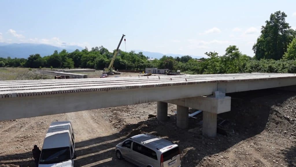 ჩხოროწყუში სოფელ ზუმში საავტომობილო ხიდი შენდება - image 4