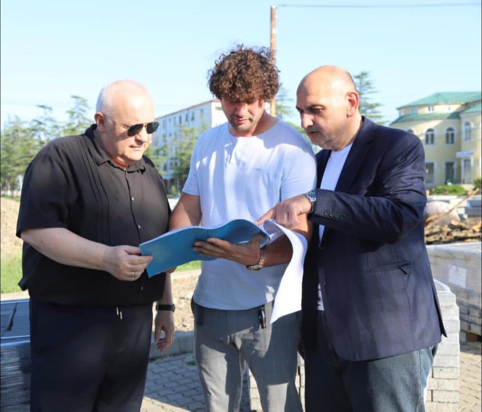 დავით ვერავა ხობის ცენტრალურ პარკში მიმდინარე სამუშაოებს გაეცნო