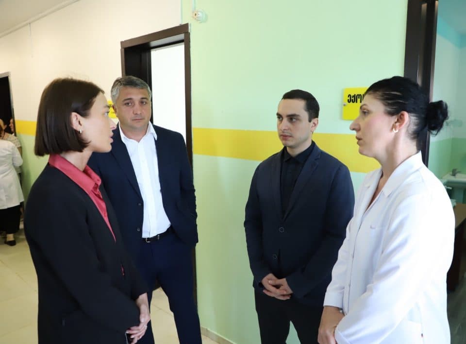 აფხაზეთის მთავრობის თავმჯდომარე ზუგდიდში მდებარე დევნილთა სამედიცინო ცენტრში იმყოფებოდა