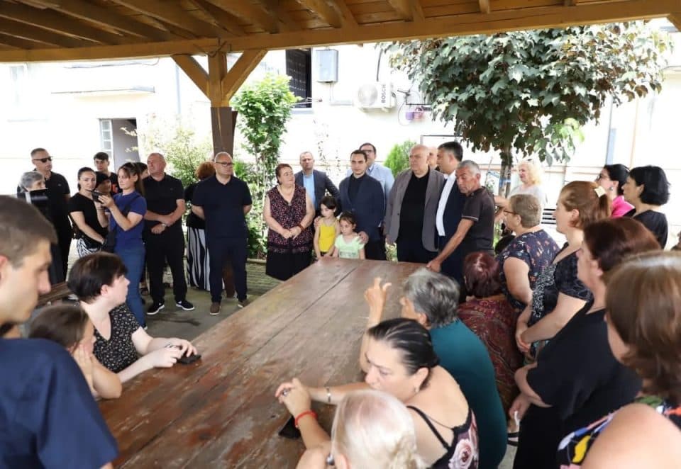 აფხაზეთის ა/რ მთავრობის თავმჯდომარე ზუგდიდში დევნილებს შეხვდა