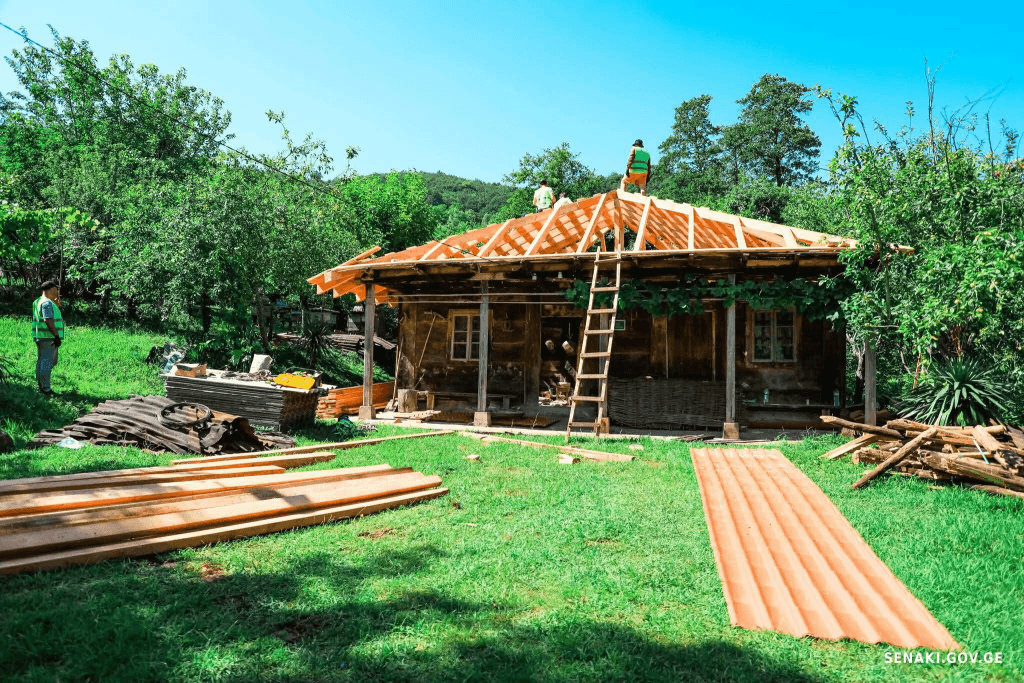 სენაკში არნოლდ ჩიქობავას სახლ-მუზეუმის რეაბილიტაცია მიმდინარეობს - image 2