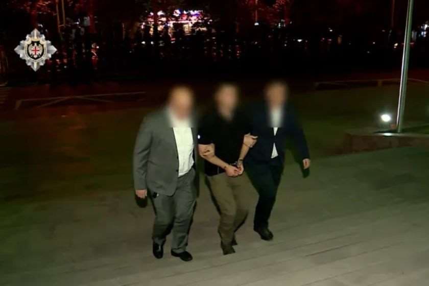 სუს-მა თავდაცვის მინისტრის ყოფილი მოადგილე, სამინისტროს შესყიდვების დეპარტამენტის ყოფილი უფროსი და თავდაცვის იმდროინდელი მინისტრის ახლო ნათესავი დააკავა