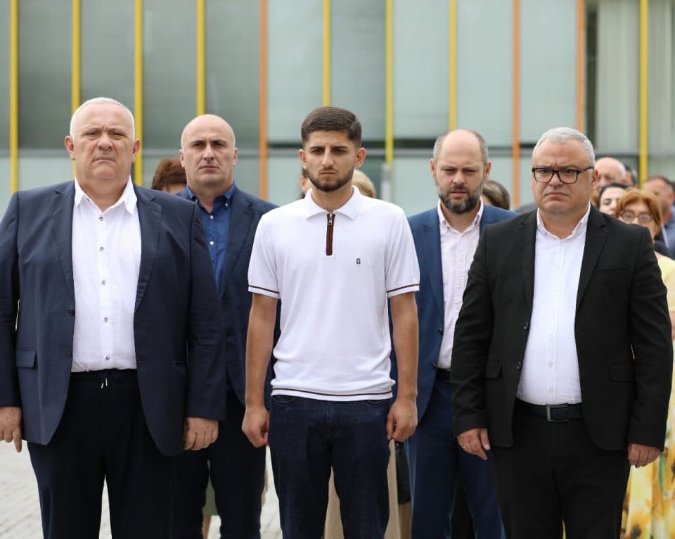 დავით ვერავამ აგვისტოს ომში დაღუპულ ბადრი ბერანძის შვილთან ერთად მემორიალი გვირგვინით შეამკო