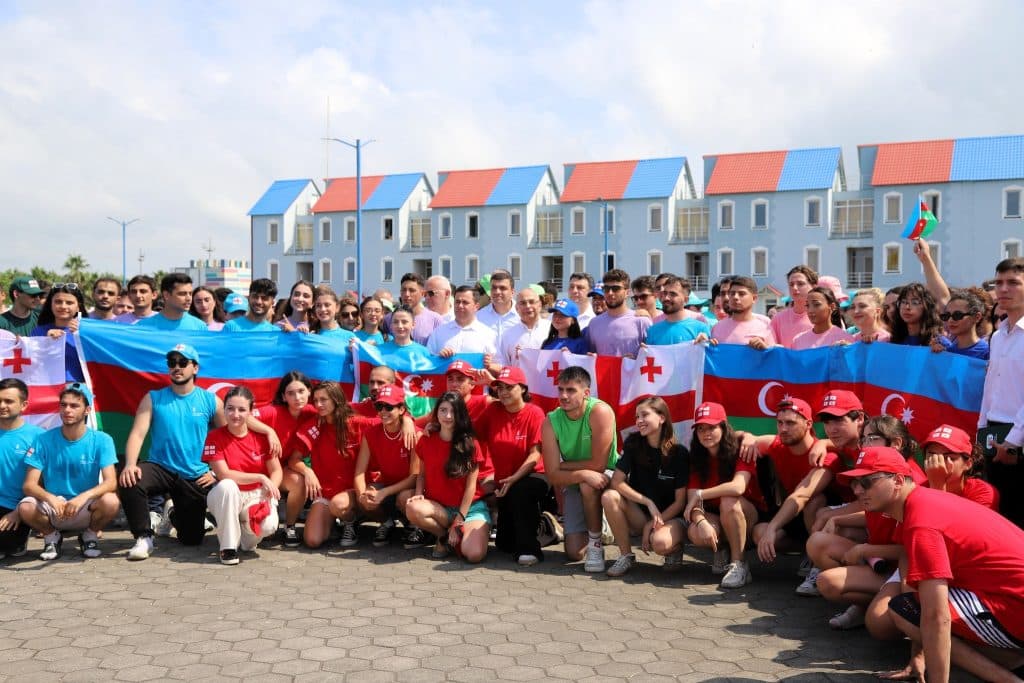 ქართველი და აზერბაიჯანელი ახალგაზრდები ანაკლიის ბანაკში ერთად ისვენებენ - image 2