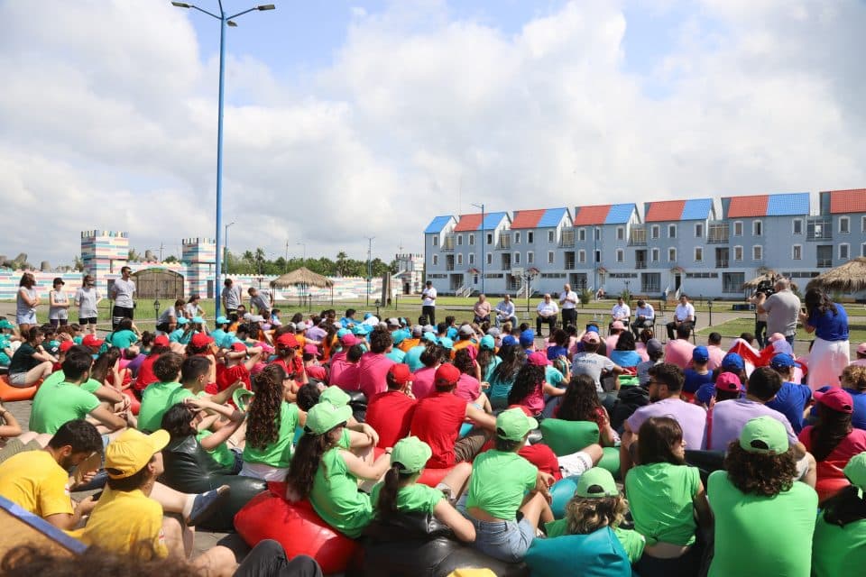 ქართველი და აზერბაიჯანელი ახალგაზრდები ანაკლიის ბანაკში ერთად ისვენებენ