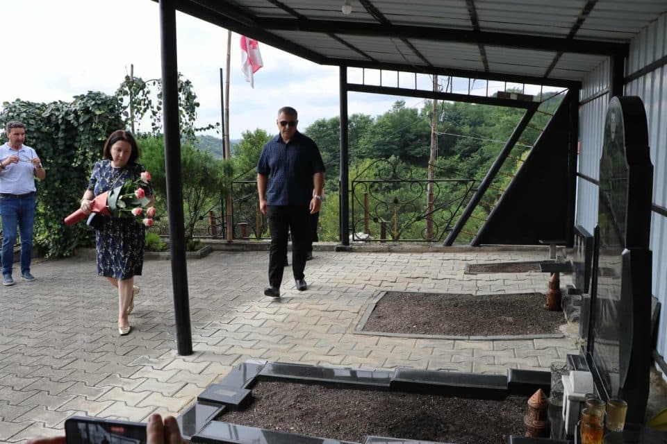 წალენჯიხის მერიის ხელმძღვანელმა პირებმა აგვისტოს ომში დაღუპულთა ხსოვნას პატივი მიაგეს