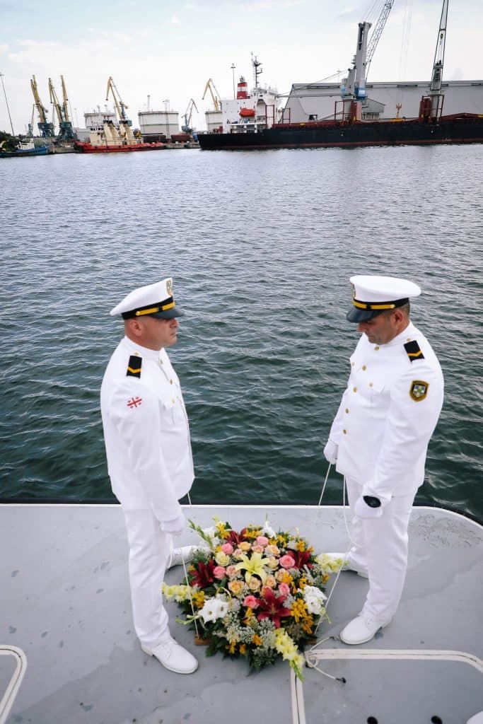 ფოთში აგვისტოს ომში დაღუპულთა ხსოვნას პატივი მიაგეს - image 6